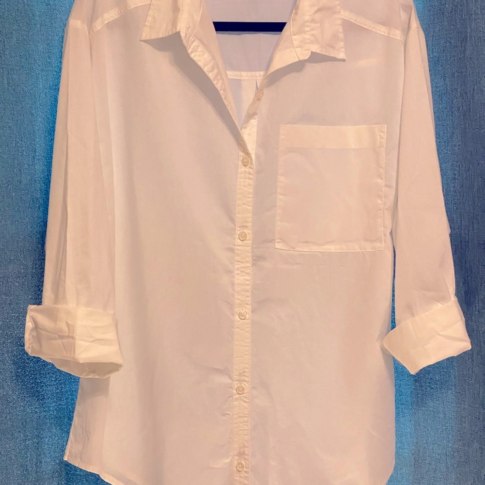 Oversized crisp white Hollister button up ✨